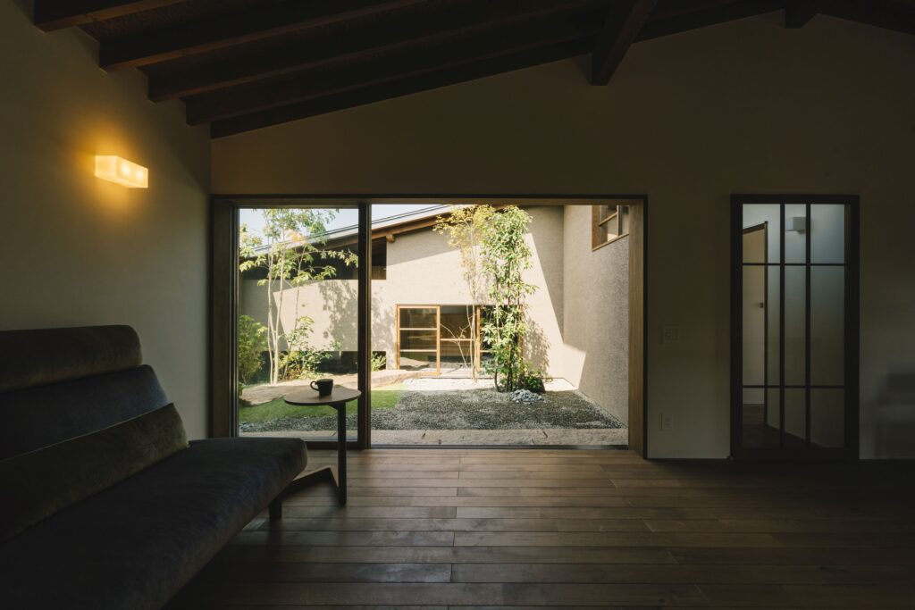 ふたつの坪庭の平屋