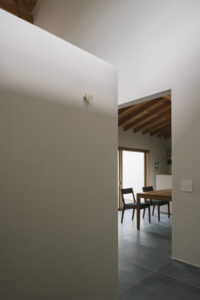 切り妻屋根の家