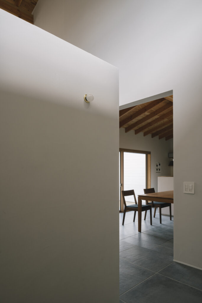 切り妻屋根の家